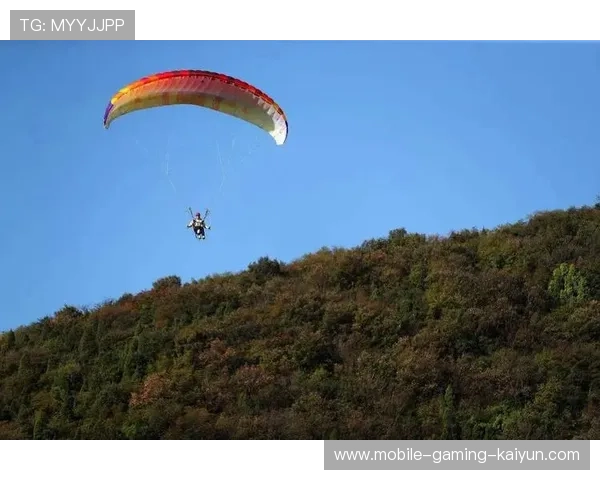 滑翔伞比赛：空中追逐惊险不断